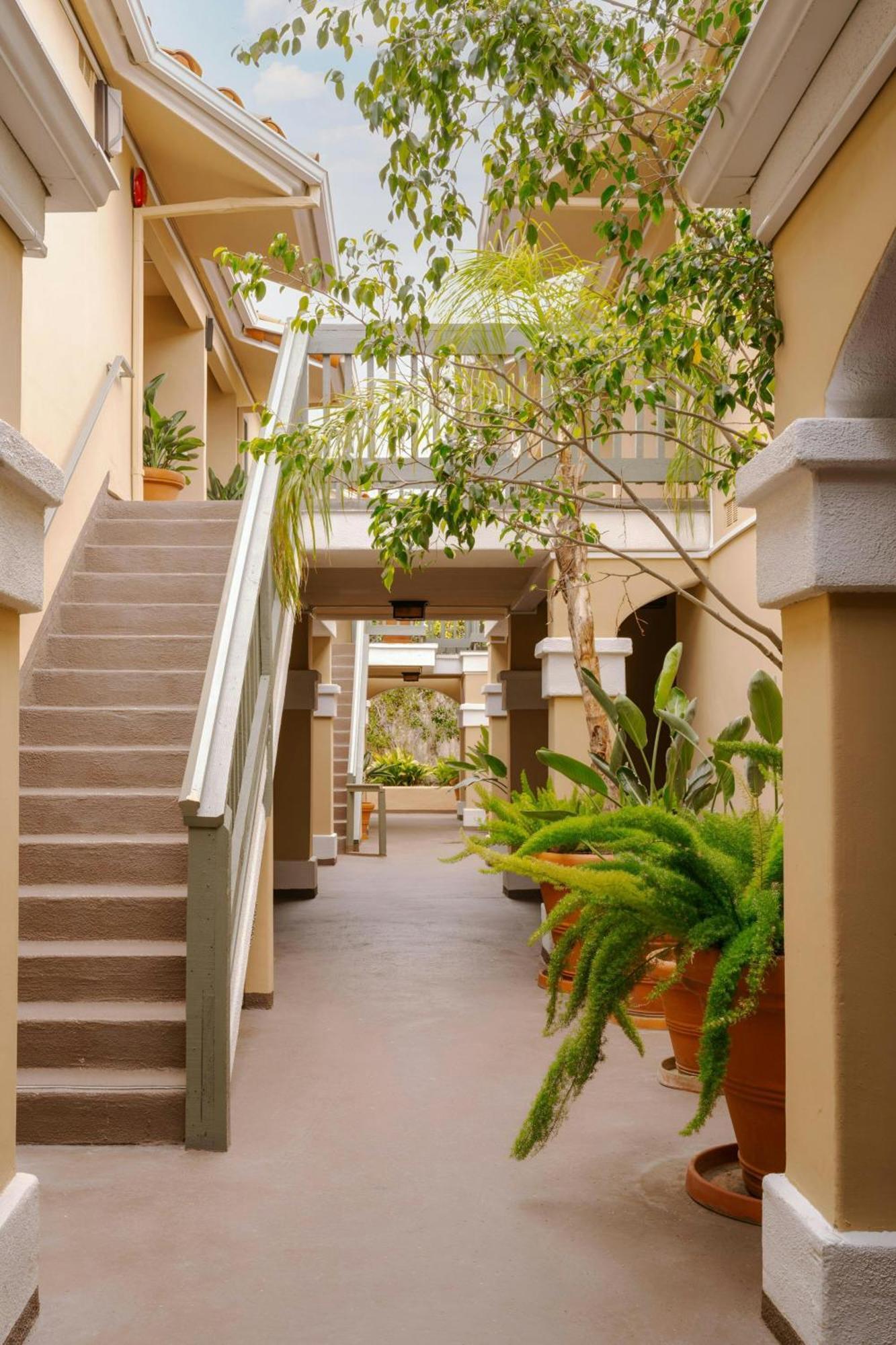 La Ensenada Laguna Beach, Sonder 3*